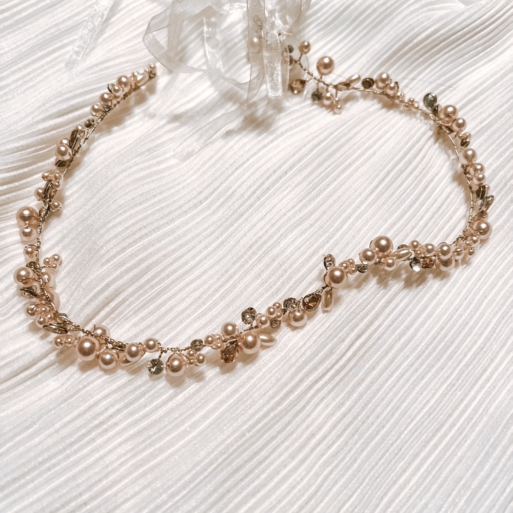 Elegant pearl and rhinestone wedding headpiece